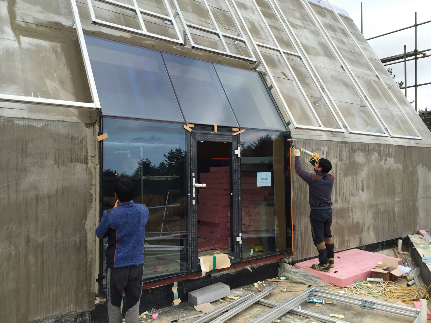Construction process. House [in white] by AEV Architectures. Photograph by Hyunjune Lee