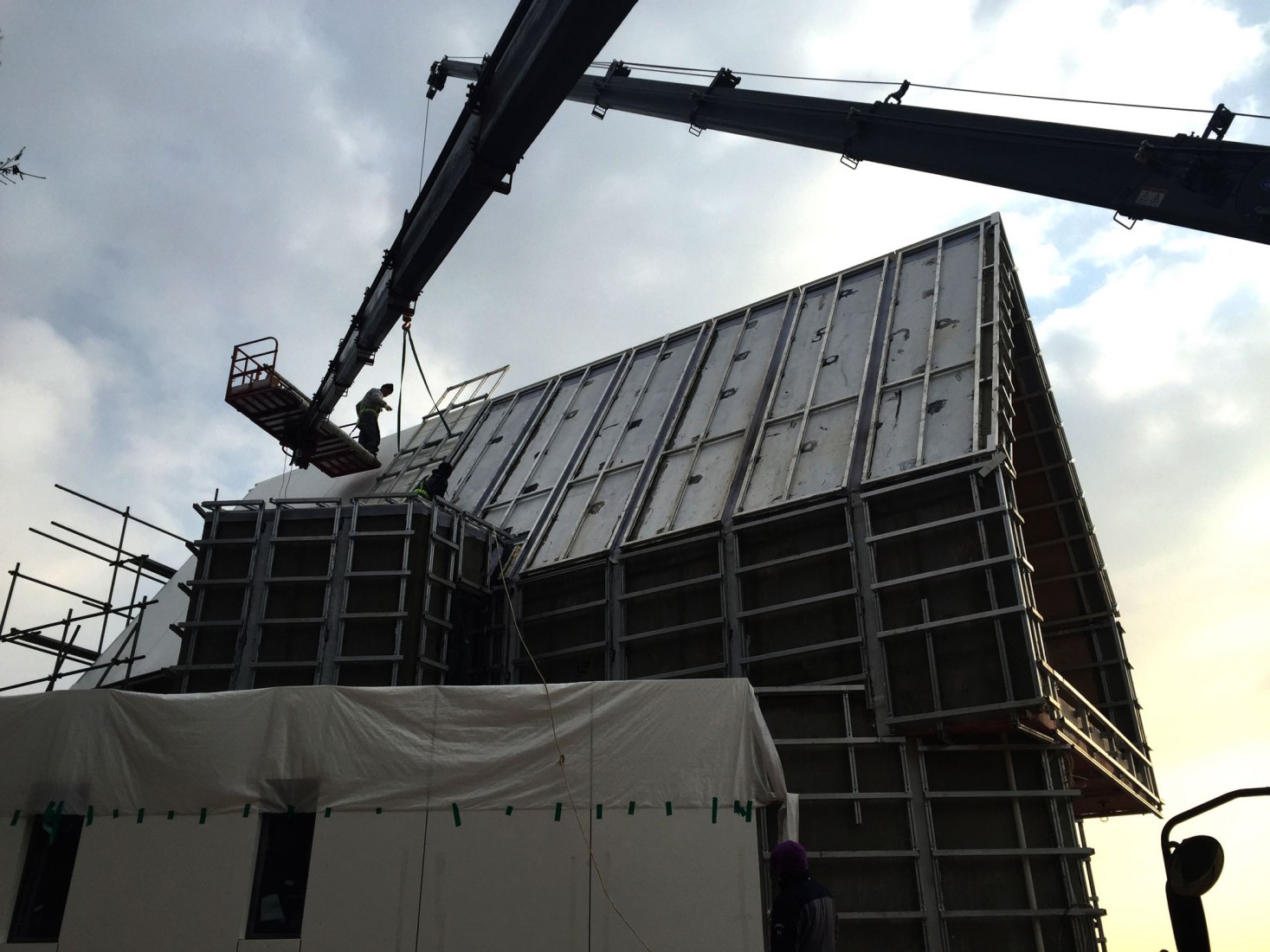 Construction process. House [in white] by AEV Architectures. Photograph by Hyunjune Lee