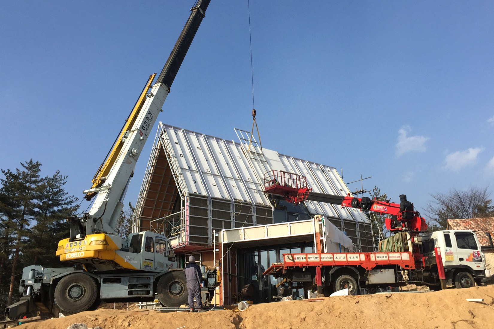 Construction process. House [in white] by AEV Architectures. Photograph by Hyunjune Lee