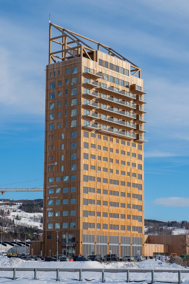 Torre Mjøsa por Voll Arkitekter. Fotografía por Nina Rundsveen, cortesía de Moelven.