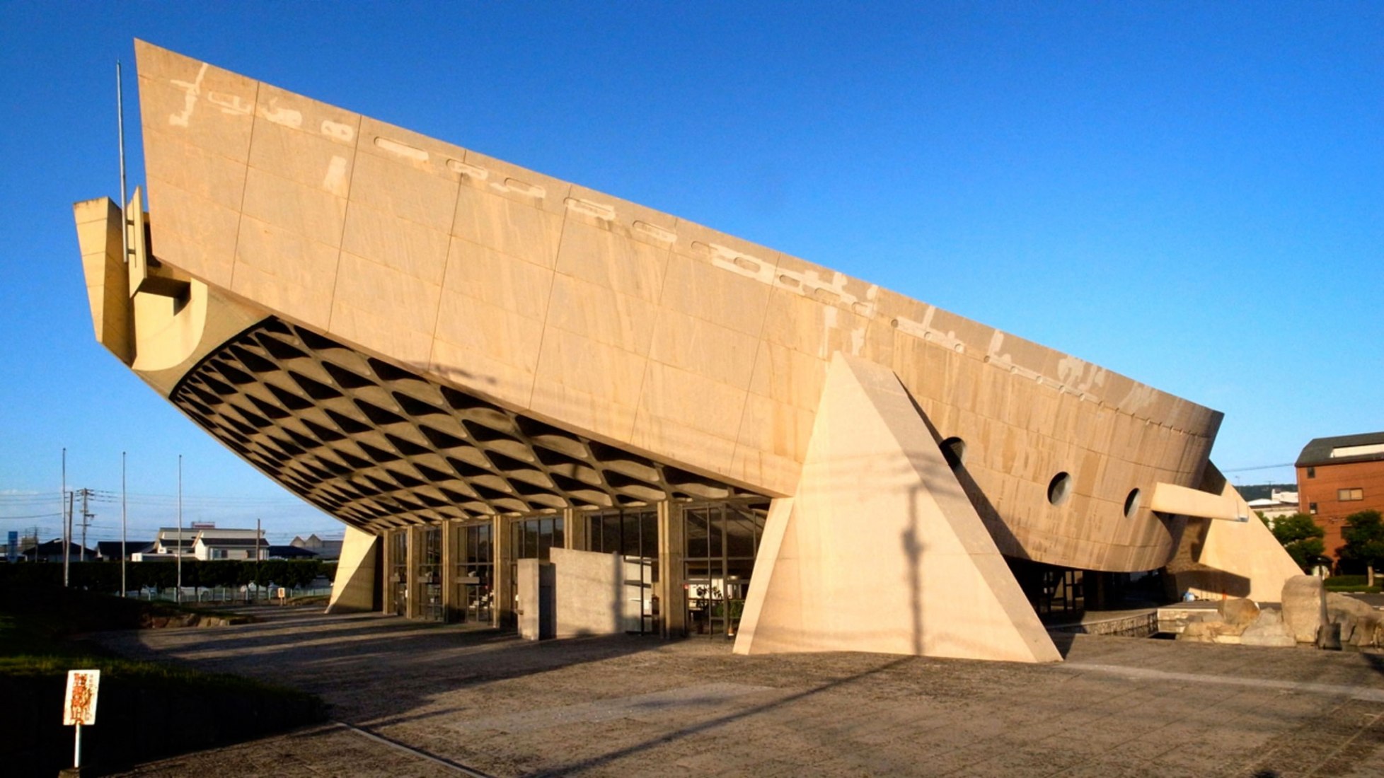 Japón, Gimnasio de la Prefectura de Kagawa de Kenzo Tange. El Gimnasio de la Prefectura de Kagawa, visto desde el sudoeste, fue diseñado para evocar la forma de una barcaza de madera japonesa tradicional, 2014. Fotografía de Noriyuki Kawanishi, cortesía de World Monuments Fund