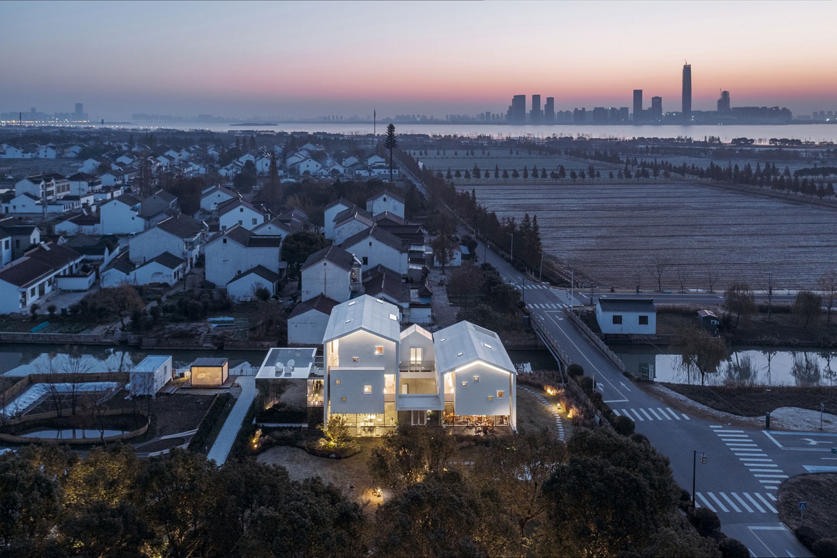The White Suzhou Section Homestay por Wutopia Lab. Fotografía por CreatAR Images