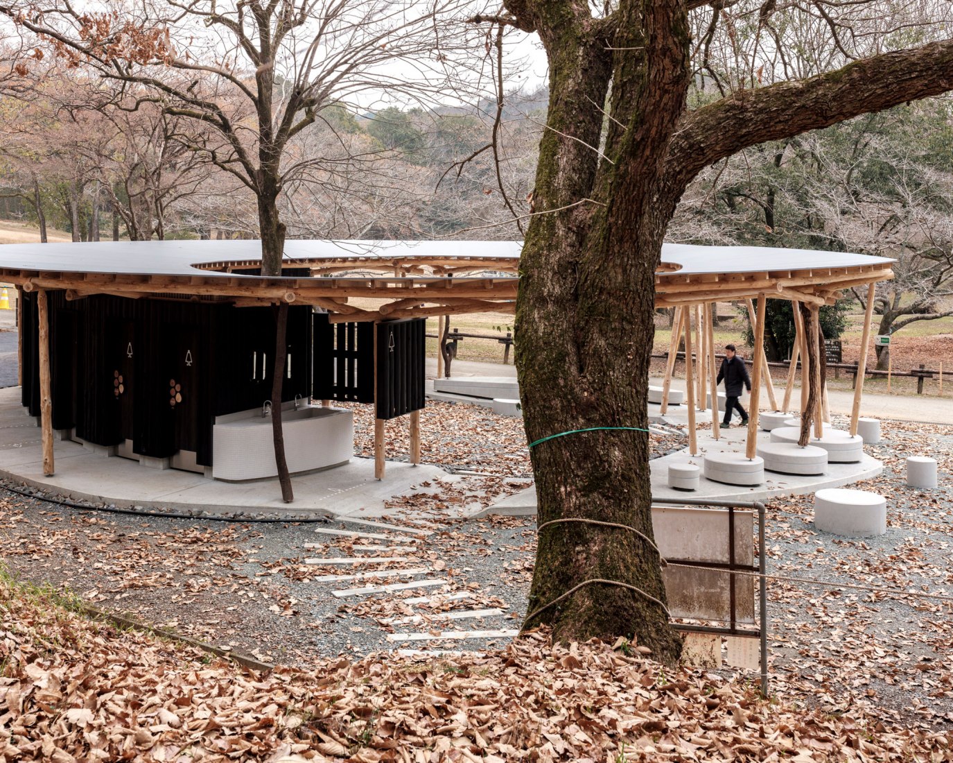 Public toilet in Matsuda Forest Park Recreation Area by Yamashita Sekkei. Photograph by yashiro photo office.
