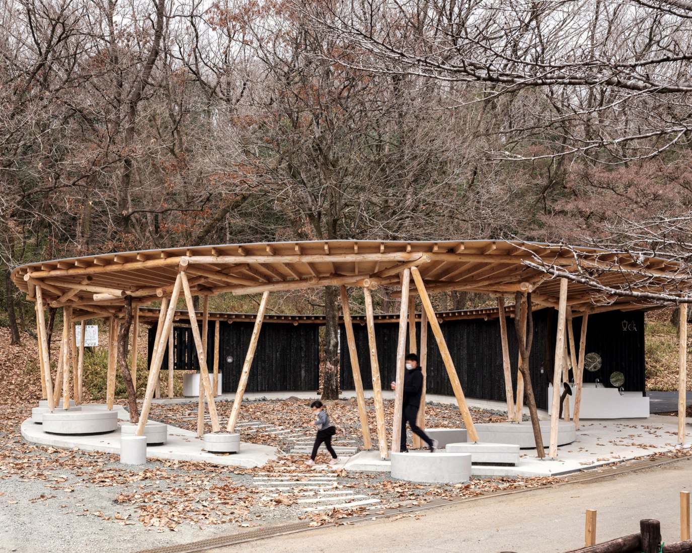 Public toilet in Matsuda Forest Park Recreation Area by Yamashita Sekkei. Photograph by yashiro photo office.
