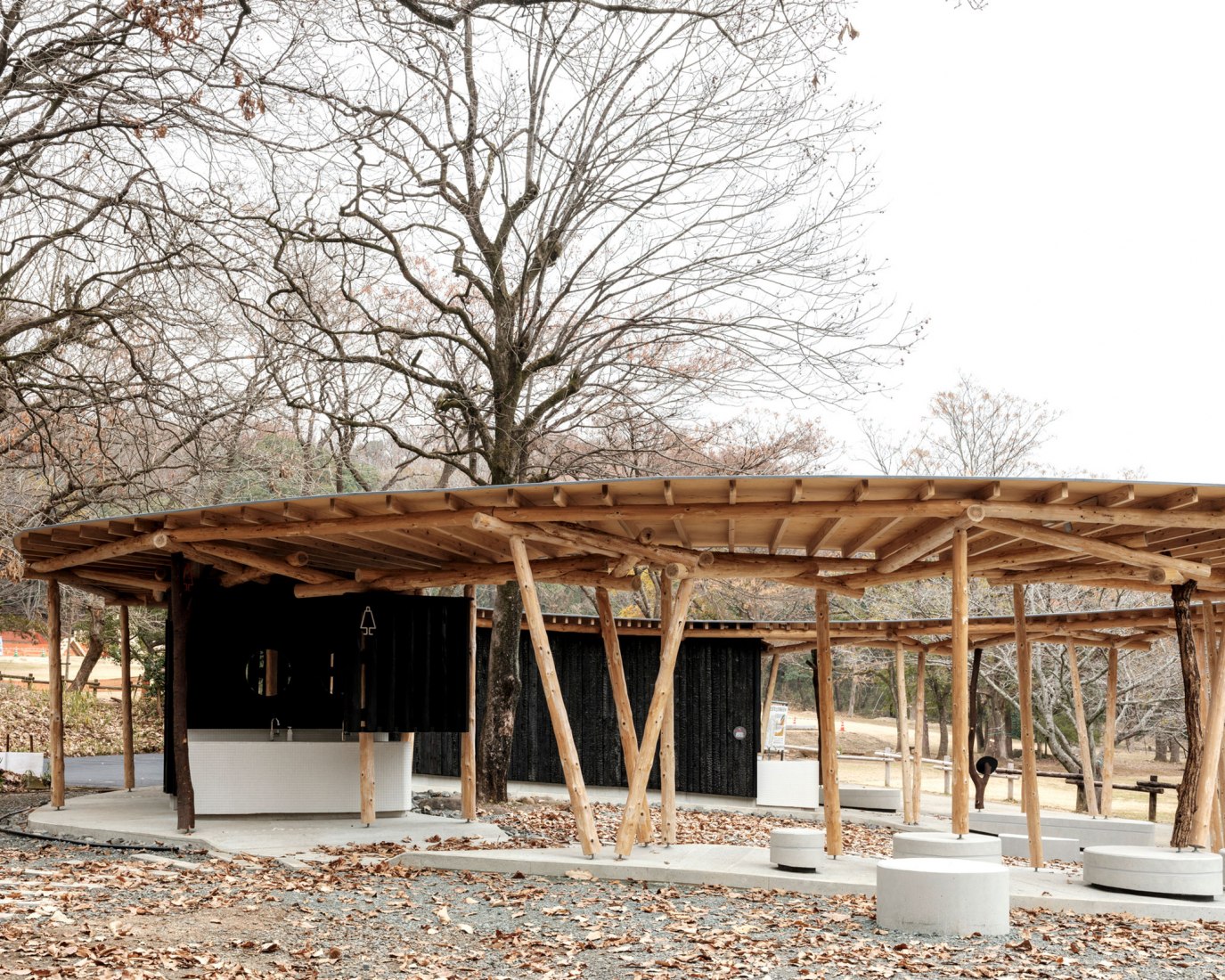Public toilet in Matsuda Forest Park Recreation Area by Yamashita Sekkei. Photograph by yashiro photo office.
