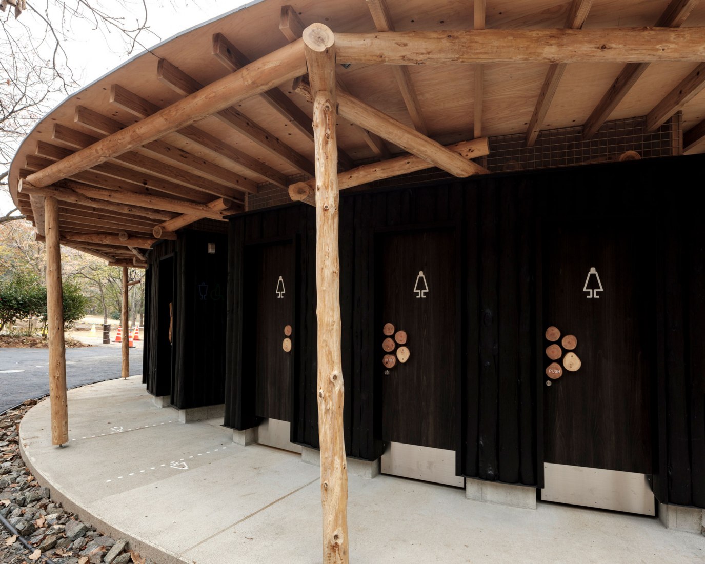 Public toilet in Matsuda Forest Park Recreation Area by Yamashita Sekkei. Photograph by yashiro photo office.