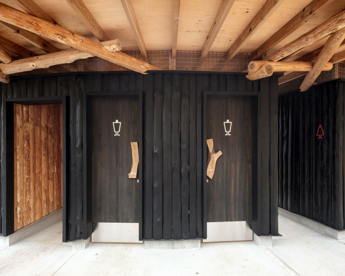 Public toilet in Matsuda Forest Park Recreation Area by Yamashita Sekkei. Photograph by yashiro photo office.