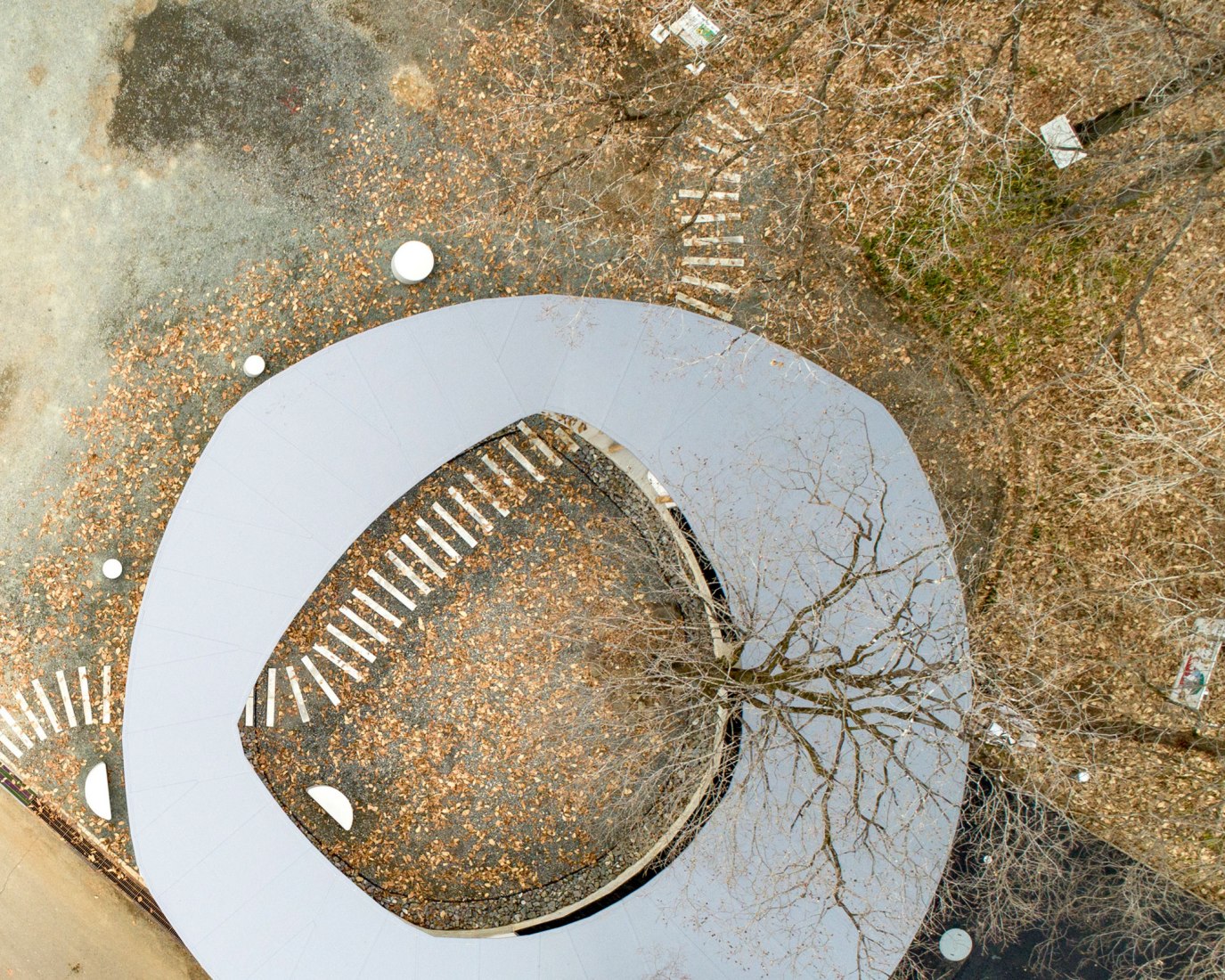 Public toilet in Matsuda Forest Park Recreation Area by Yamashita Sekkei. Photograph by yashiro photo office.