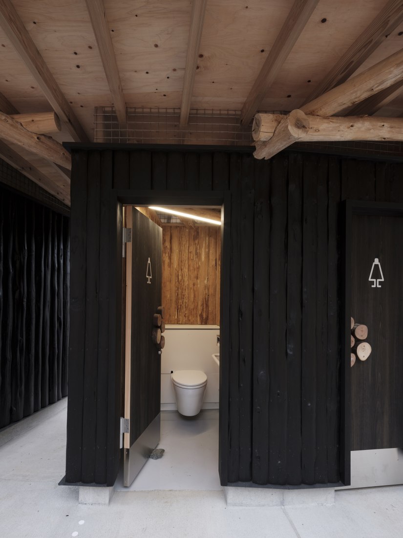 Public toilet in Matsuda Forest Park Recreation Area by Yamashita Sekkei. Photograph by yashiro photo office.