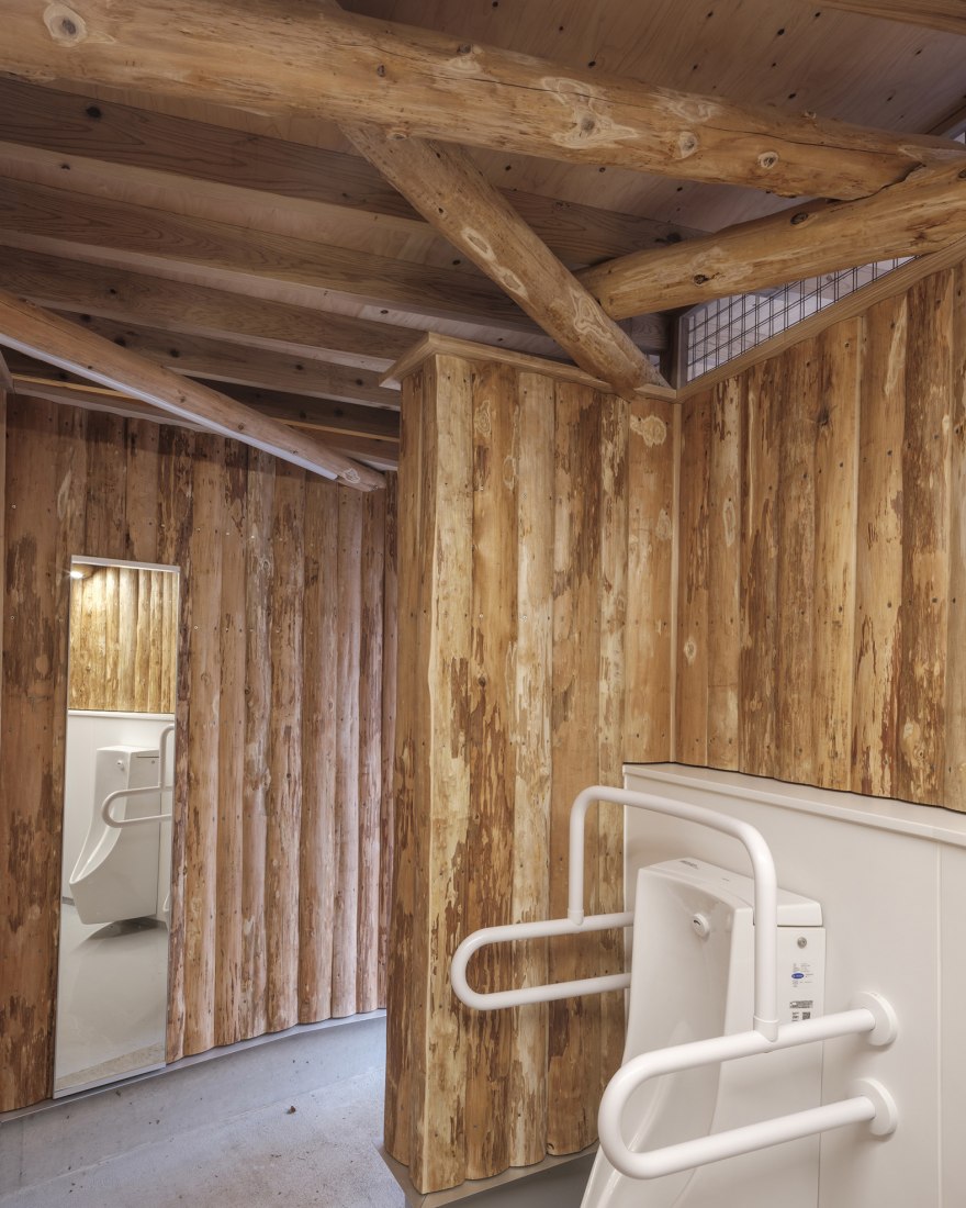 Public toilet in Matsuda Forest Park Recreation Area by Yamashita Sekkei. Photograph by yashiro photo office.