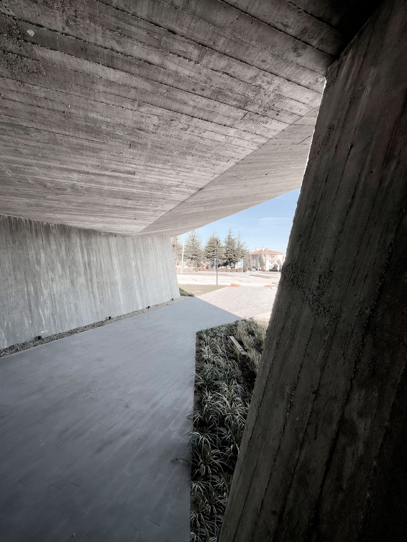 Centro en recuerdo del terremoto de Bolu por YNRDG Architecture. Fotografía por Öner Demircan