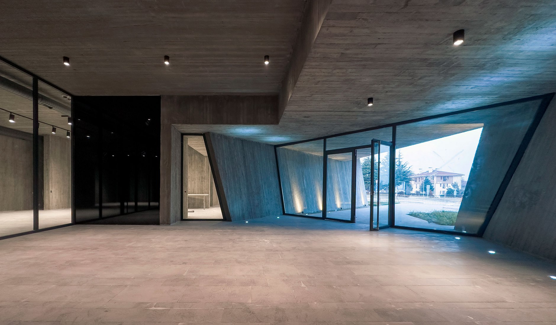 Vibrante Memorial conmemora el reCentro en recuerdo del terremoto de Bolu por YNRDG Architecture. Fotografía por Öner Demircancuerdo del terremoto por YNRDG - Yanardag Architecture. Fotografía por Öner Demircan.Vibrante Memorial conmemora el recuerdo del terremoto por YNRDG Architecture. Fotografía por Öner Demircan.