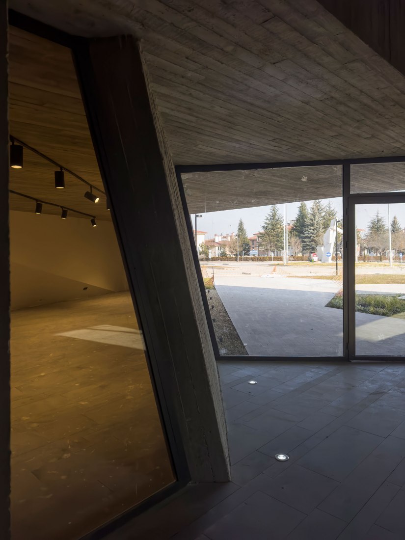 Centro en recuerdo del terremoto de Bolu por YNRDG Architecture. Fotografía por Öner Demircan