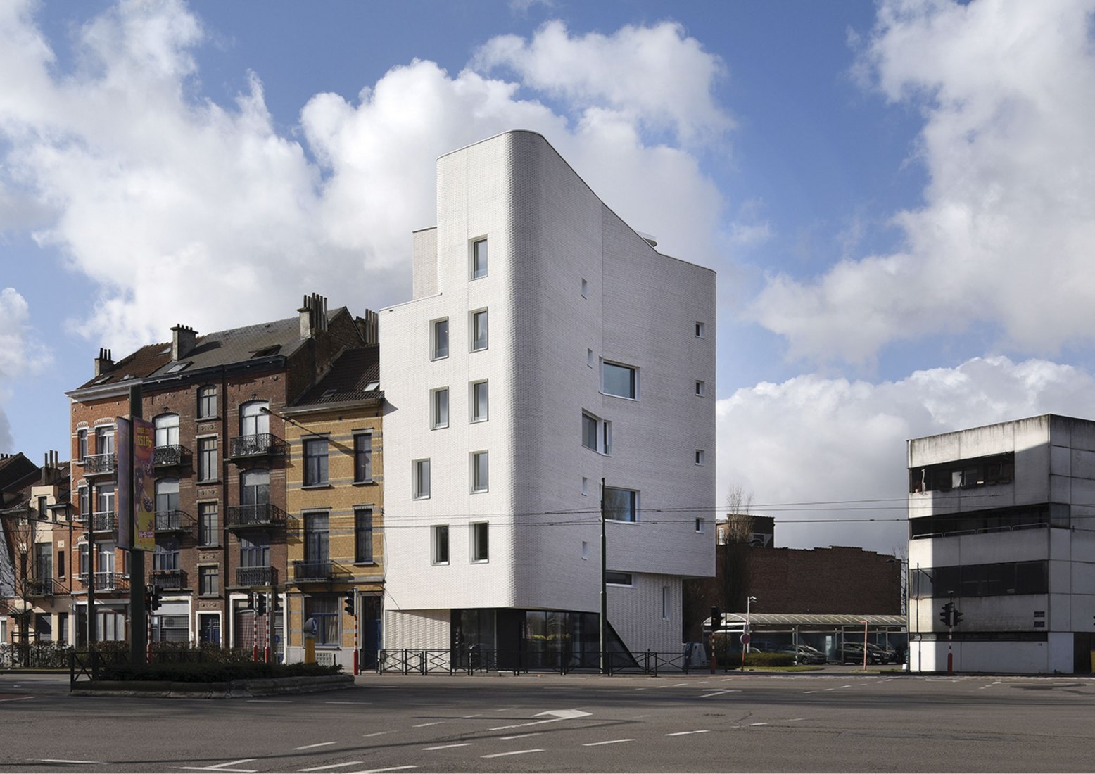 Outside image. NAVEZ - 5 social units by MSA/V+. Photography © Serge Brison / MSA