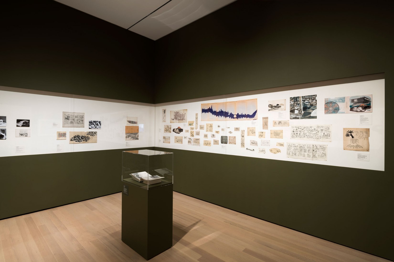 Vista de instalación de Hacia una utopía concreta: Arquitectura en Yugoslavia, 1948-1980, Museo de Arte Moderno, Nueva York, 15 de julio de 2018 - 13 de enero de 2019. © 2018 Museo de Arte Moderno. Fotografía por Martin Seck. Cortesía del MoMA