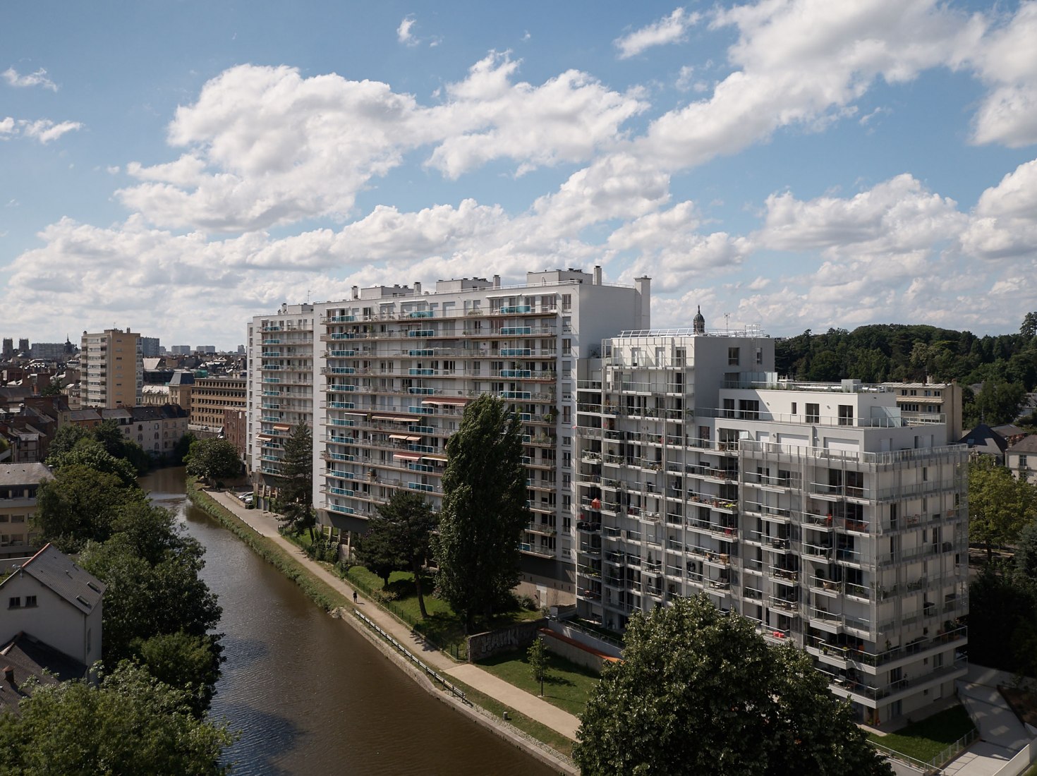 Vista aérea. 94 viviendas y una guardería en ZAC Alphonse Guérin por Le Trionnaire (x2) - Tassot - The Chapelain - a / LTA  architects. Fotografía por ©S.Chalmeau