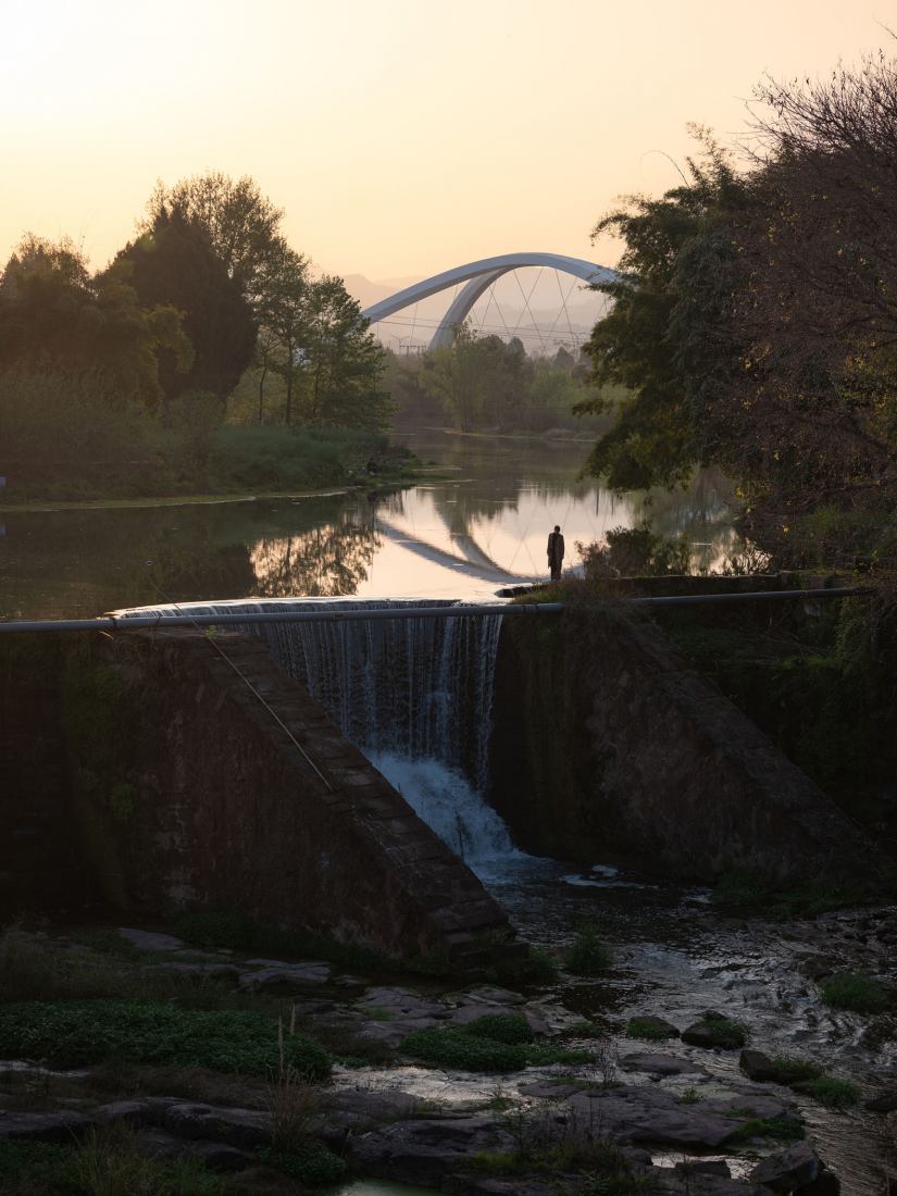 Puente sobre el río Jiangxi por Zaha Hadid Architects. Fotografía por Liang-Xue.
