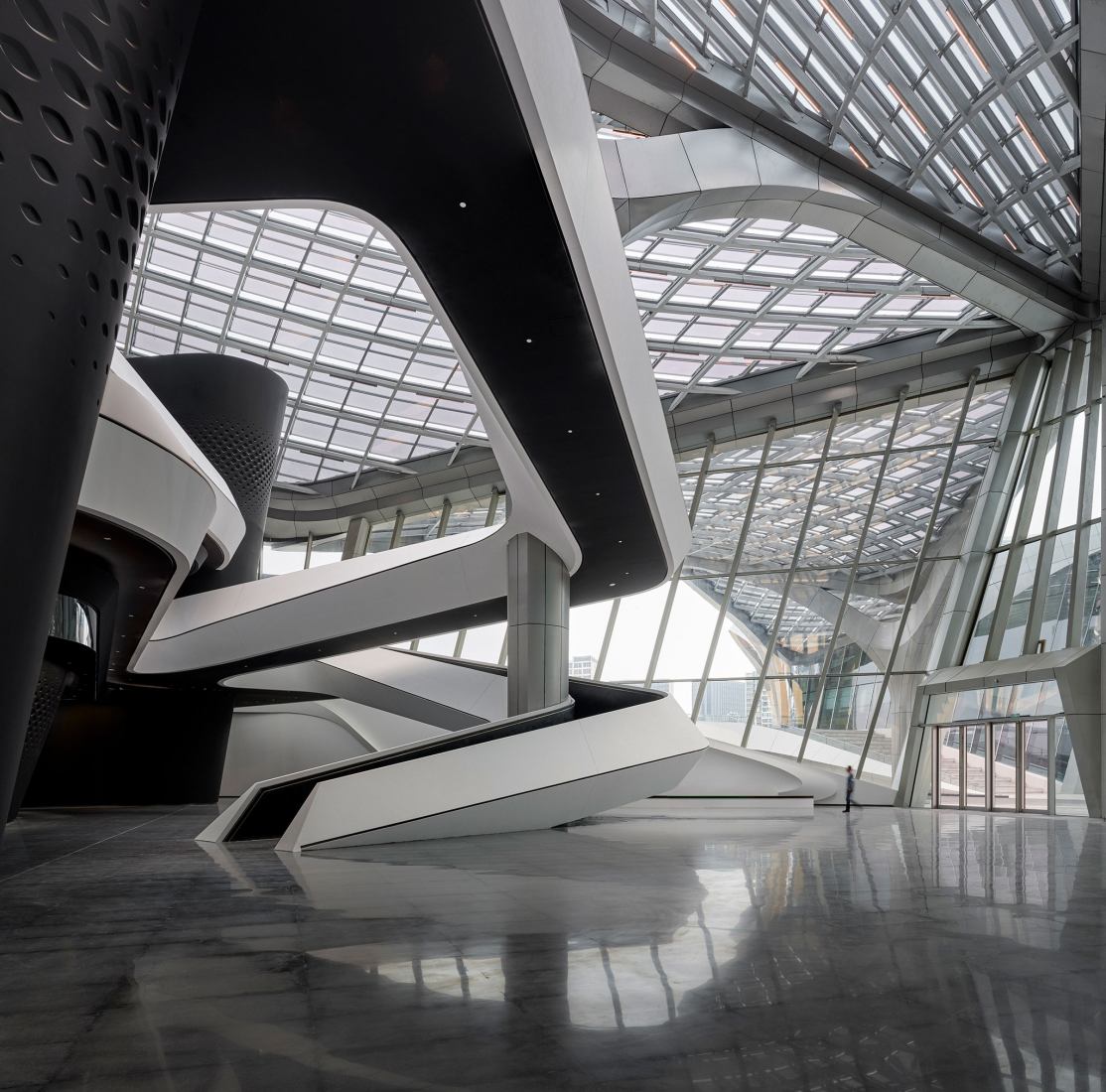 Centro Cívico de artes Zhuhai Jinwan por Zaha Hadid Architects. Fotografía por Virgile Simon Bertrand.