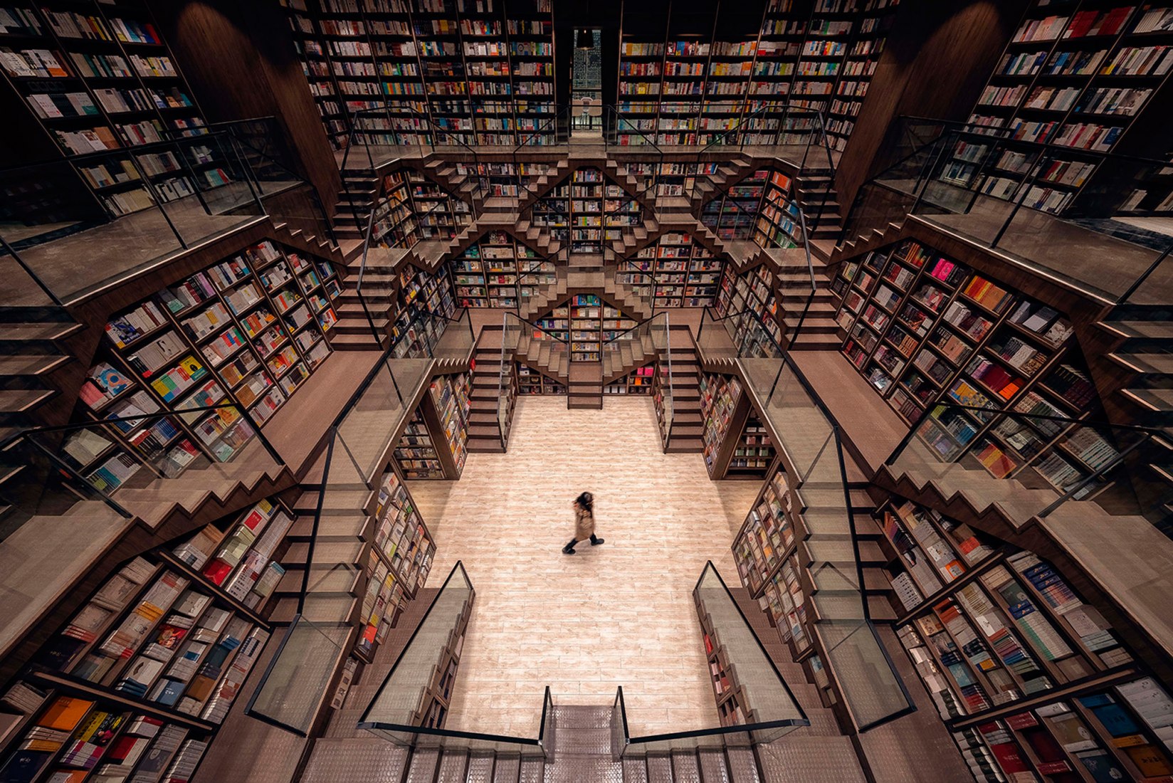 Pasillo de escaleras. Librería Zhongshuge por X+LIVING. Fotografía por Shao Feng.