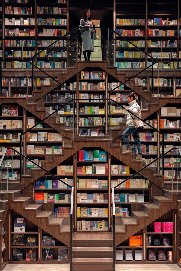Pasillo de escaleras. Librería Zhongshuge por X+LIVING. Fotografía por Shao Feng.