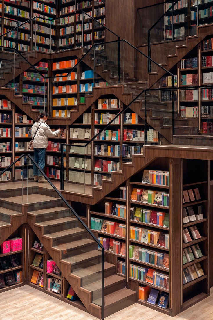 Pasillo de escaleras. Librería Zhongshuge por X+LIVING. Fotografía por Shao Feng.