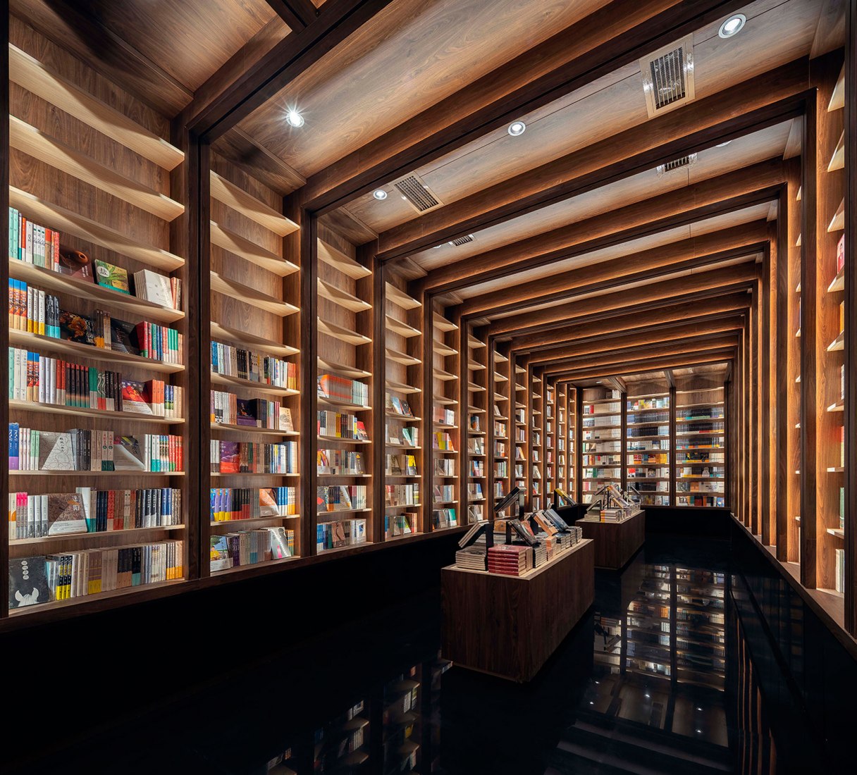 Galería de libros. Librería Zhongshuge por X+LIVING. Fotografía por Shao Feng.