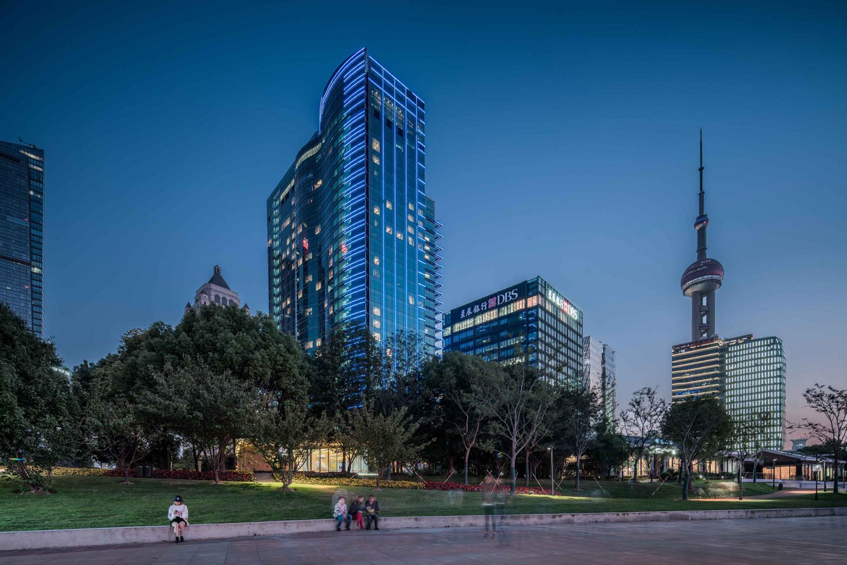 Vista nocturna del entorno. Centro de visitantes del río Huangpu por ZHOU Wei + ZHANG Bin / Atelier Z+. Fotografía © WU Qingshan