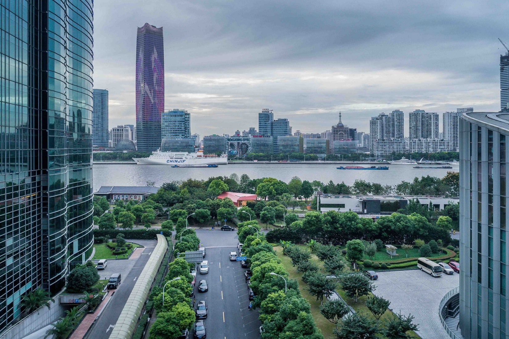 Vista aérea Centro de visitantes del río Huangpu por ZHOU Wei + ZHANG Bin / Atelier Z+. Fotografía © WU Qingshan