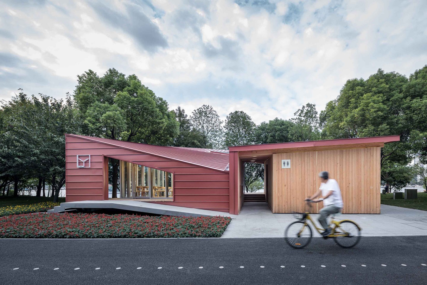 Vista exterior. Centro de visitantes del río Huangpu por ZHOU Wei + ZHANG Bin / Atelier Z+. Fotografía © WU Qingshan