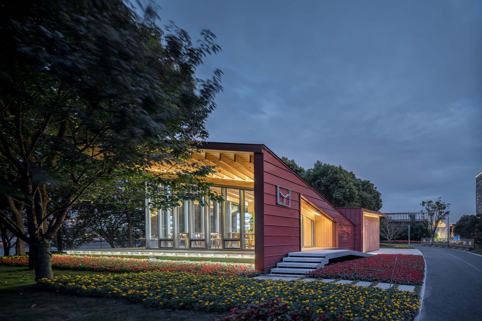 Vista exterior nocturna. Centro de visitantes del río Huangpu por ZHOU Wei + ZHANG Bin / Atelier Z+. Fotografía © WU Qingshan