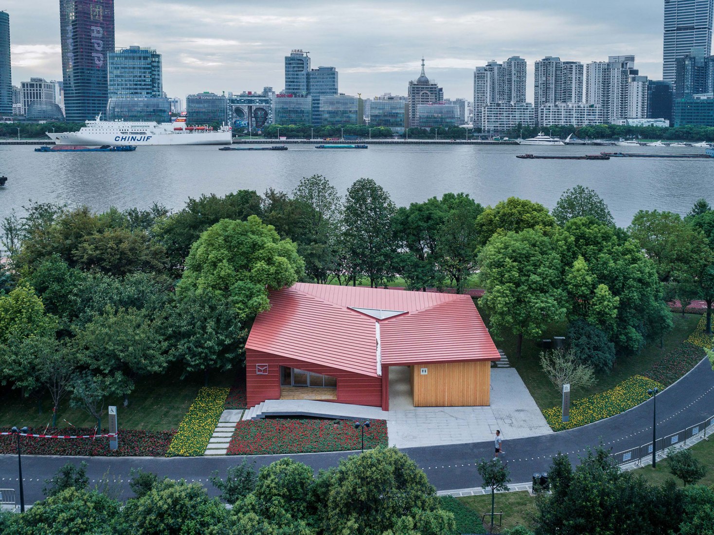Vista aérea. Centro de visitantes del río Huangpu por ZHOU Wei + ZHANG Bin / Atelier Z+. Fotografía © WU Qingshan
