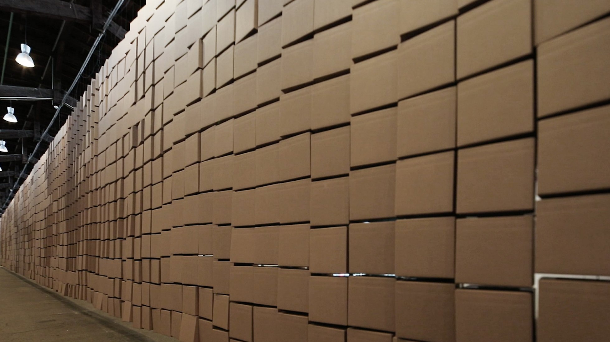 435 motores dc, 2030 cajas de cartón 35x35x35cm por Zimoun. Imagen cortesía de Zimoun