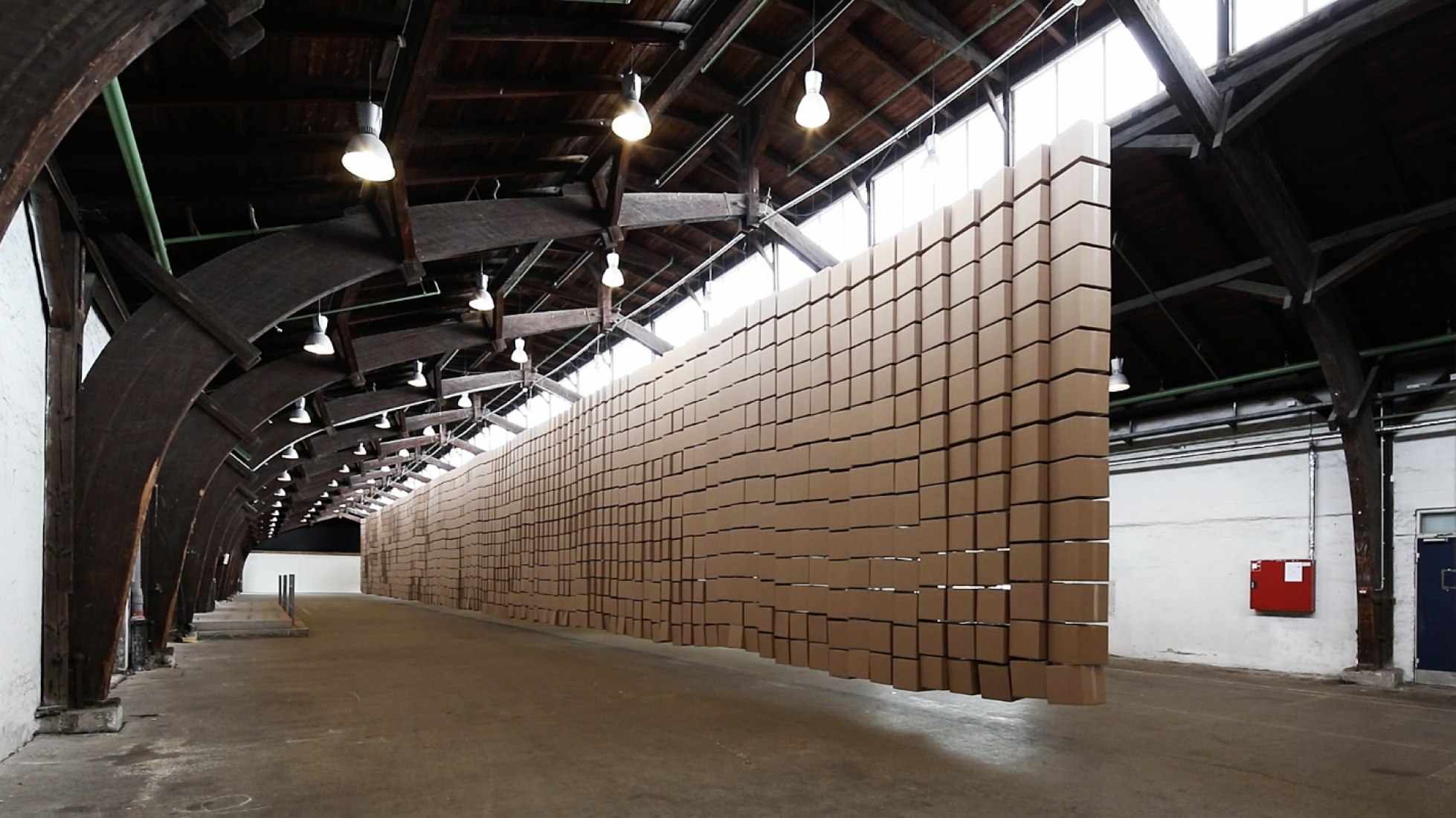 435 motores dc, 2030 cajas de cartón 35x35x35cm por Zimoun. Imagen cortesía de Zimoun