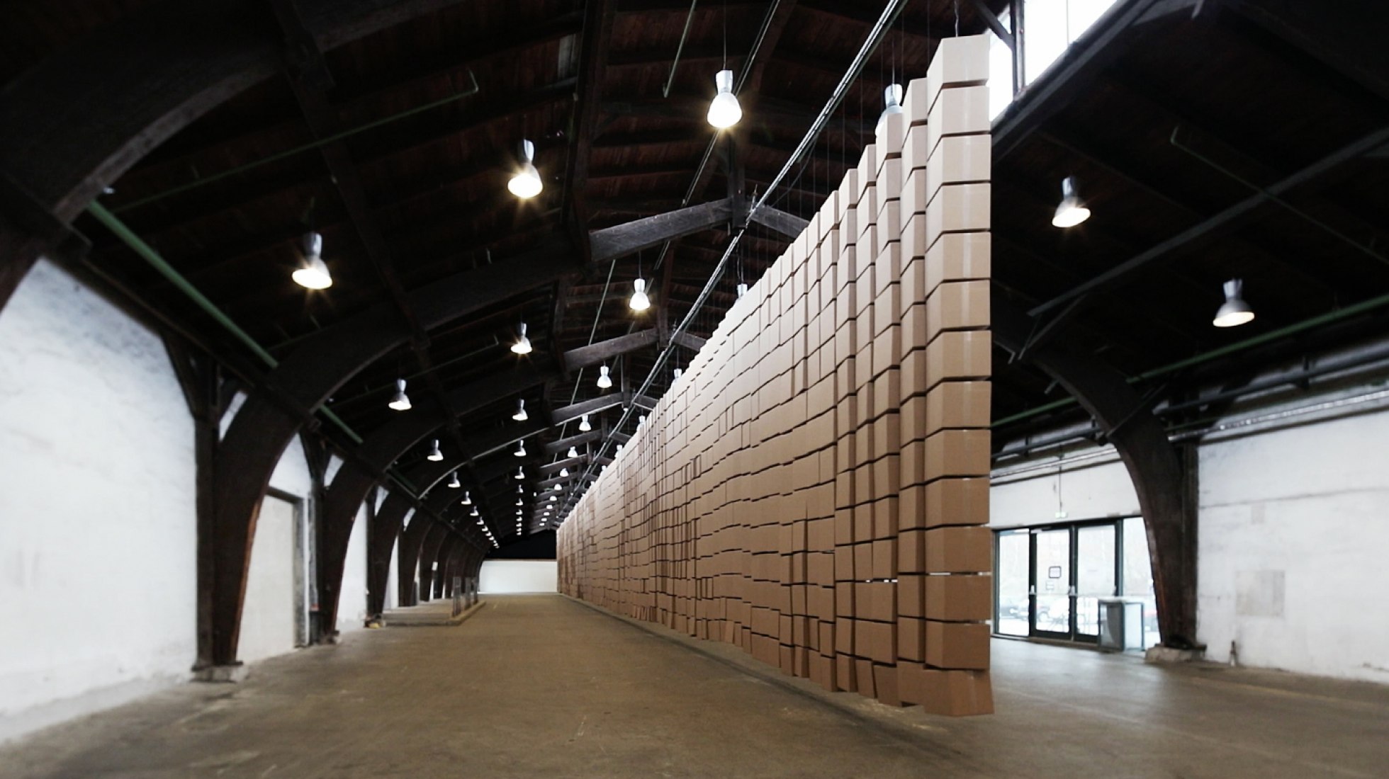 435 motores dc, 2030 cajas de cartón 35x35x35cm por Zimoun. Imagen cortesía de Zimoun