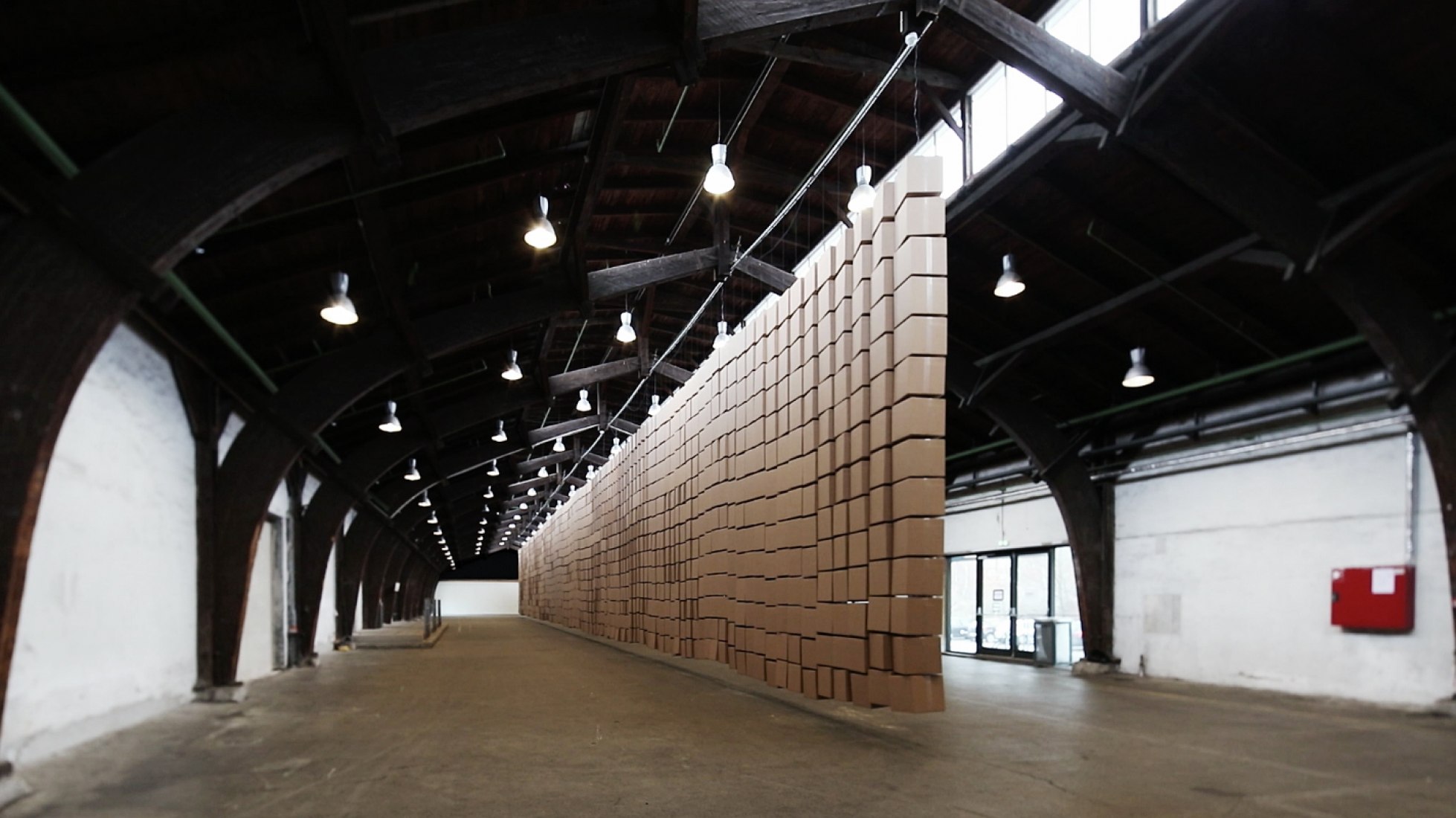 435 motores dc, 2030 cajas de cartón 35x35x35cm por Zimoun. Imagen cortesía de Zimoun