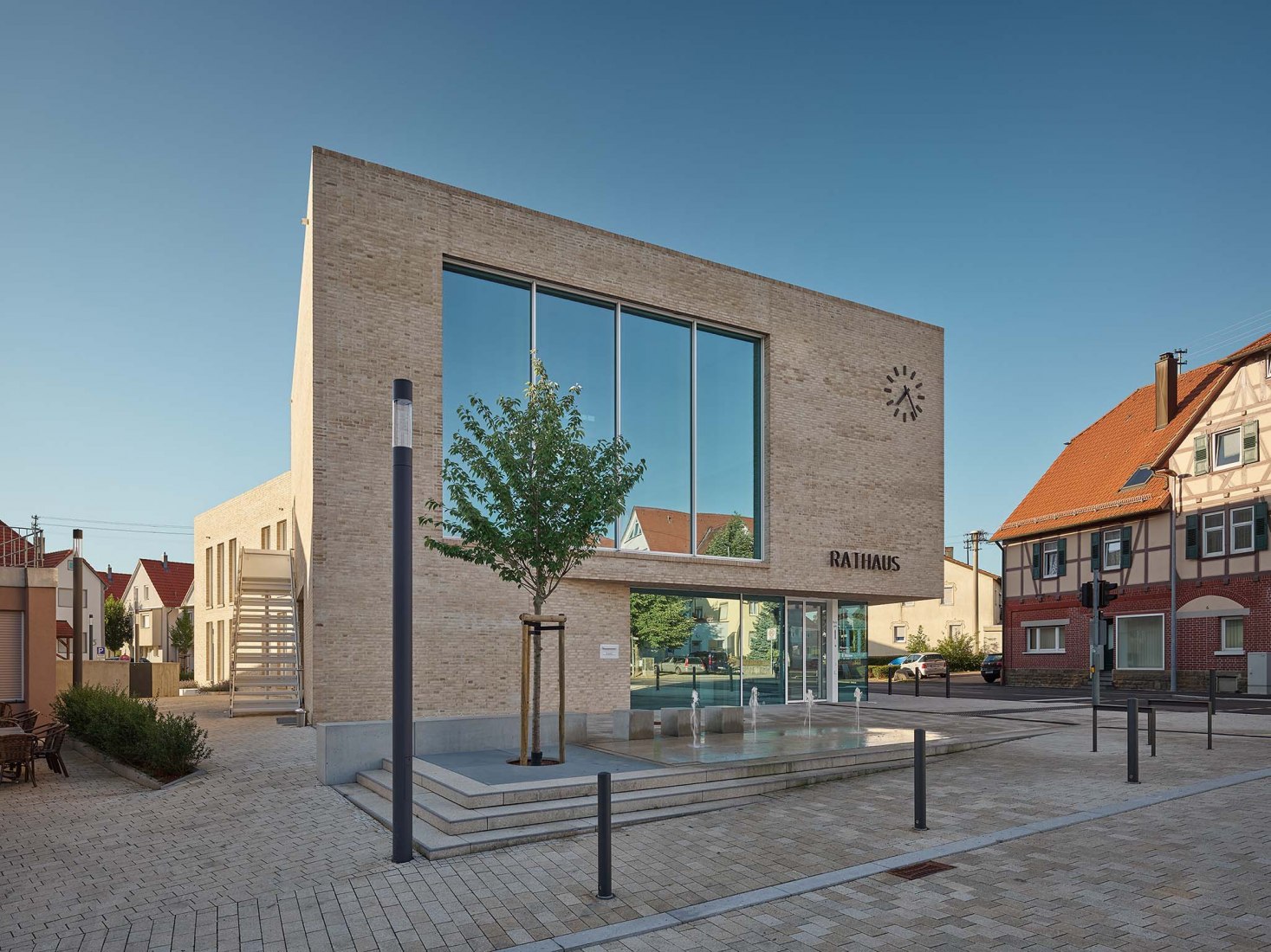 Nuevo edificio del Ayuntamiento de Baltmannsweiler por Zoll Architekten. Fotografía por Zooey Braun 