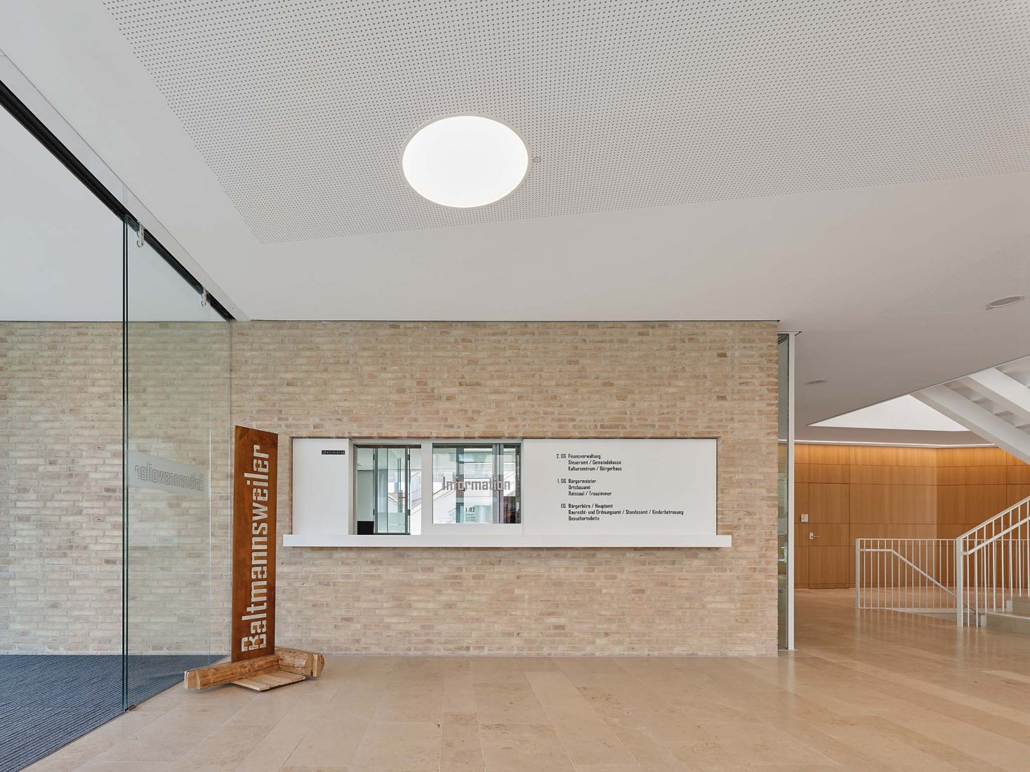 Nuevo edificio del Ayuntamiento de Baltmannsweiler por Zoll Architekten. Fotografía por Zooey Braun 