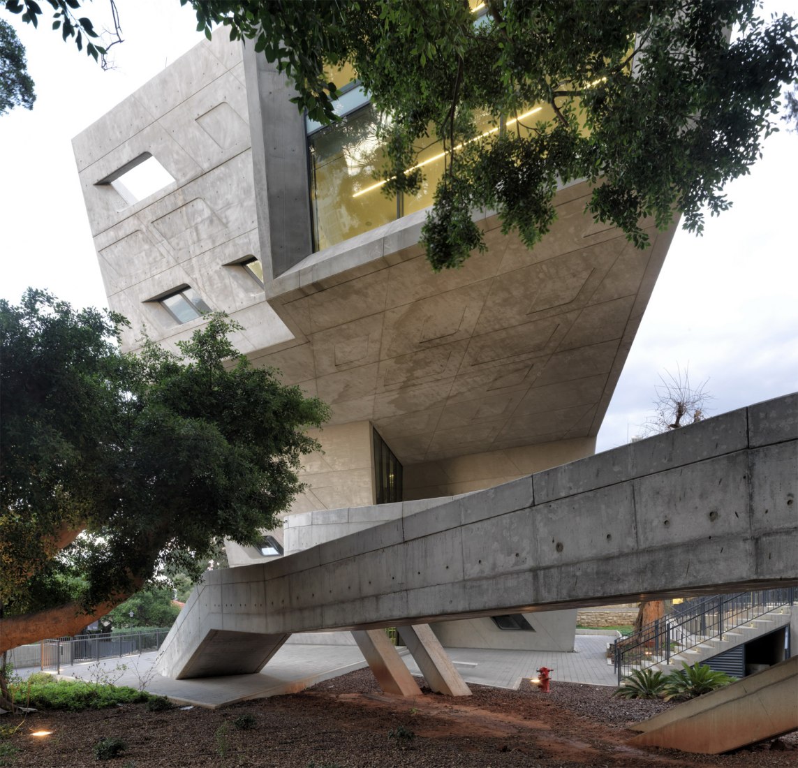 Instituto Issam Fares de Relaciones Internacionales y Políticas Públicas por Zaha Hadid Architects. Vista exterior de detalle. Fotografía © Aga Khan Trust for Culture / Cemal Emden.