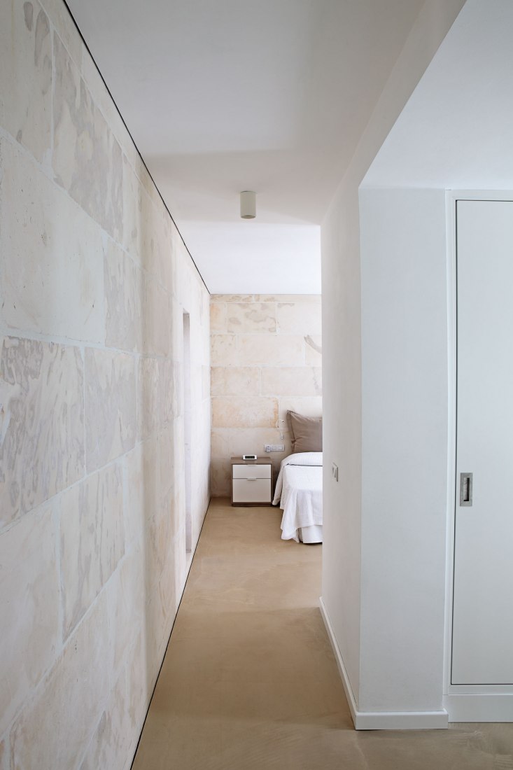 Dormitorio principal. Casa es Carnatge por MIEL Arquitectos. Fotografía @ José Hevia