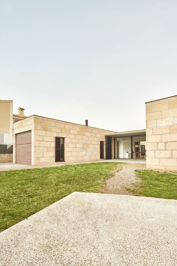 Vista exterior. Casa es Carnatge por MIEL Arquitectos. Fotografía @ José Hevia