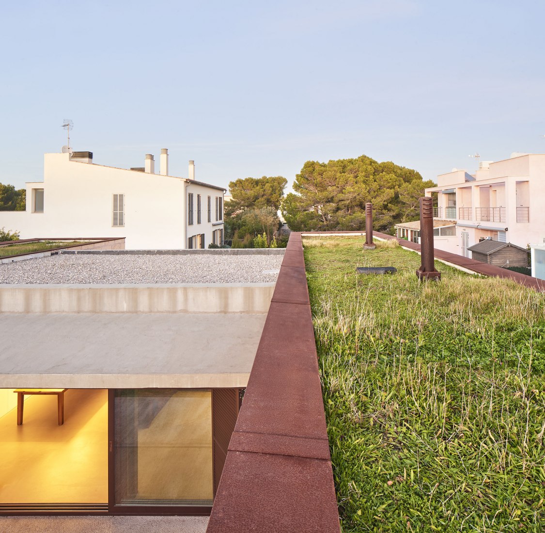 Vista exterior. Casa es Carnatge por MIEL Arquitectos. Fotografía @ José Hevia