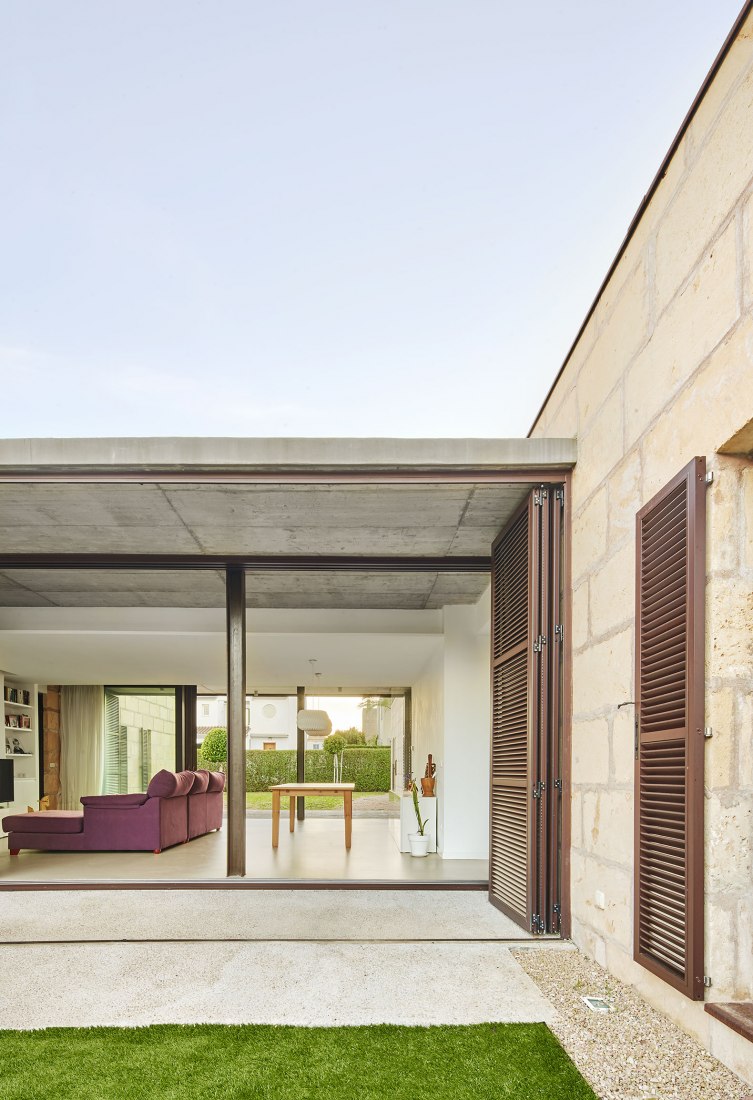 Vista exterior. Casa es Carnatge por MIEL Arquitectos. Fotografía @ José Hevia