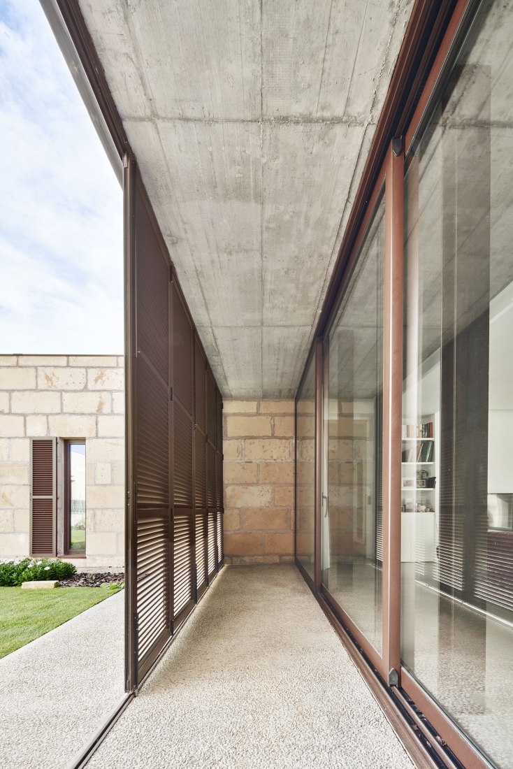 Vista exterior - interior. Casa es Carnatge por MIEL Arquitectos. Fotografía @ José Hevia