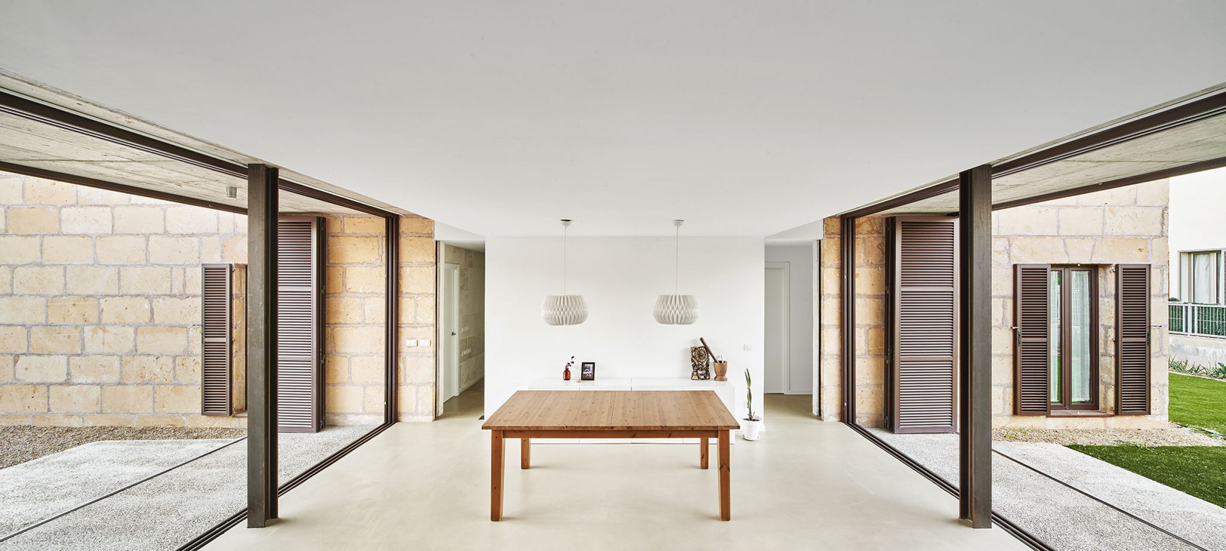 Salón y comedor. Casa es Carnatge por MIEL Arquitectos. Fotografía @ José Hevia