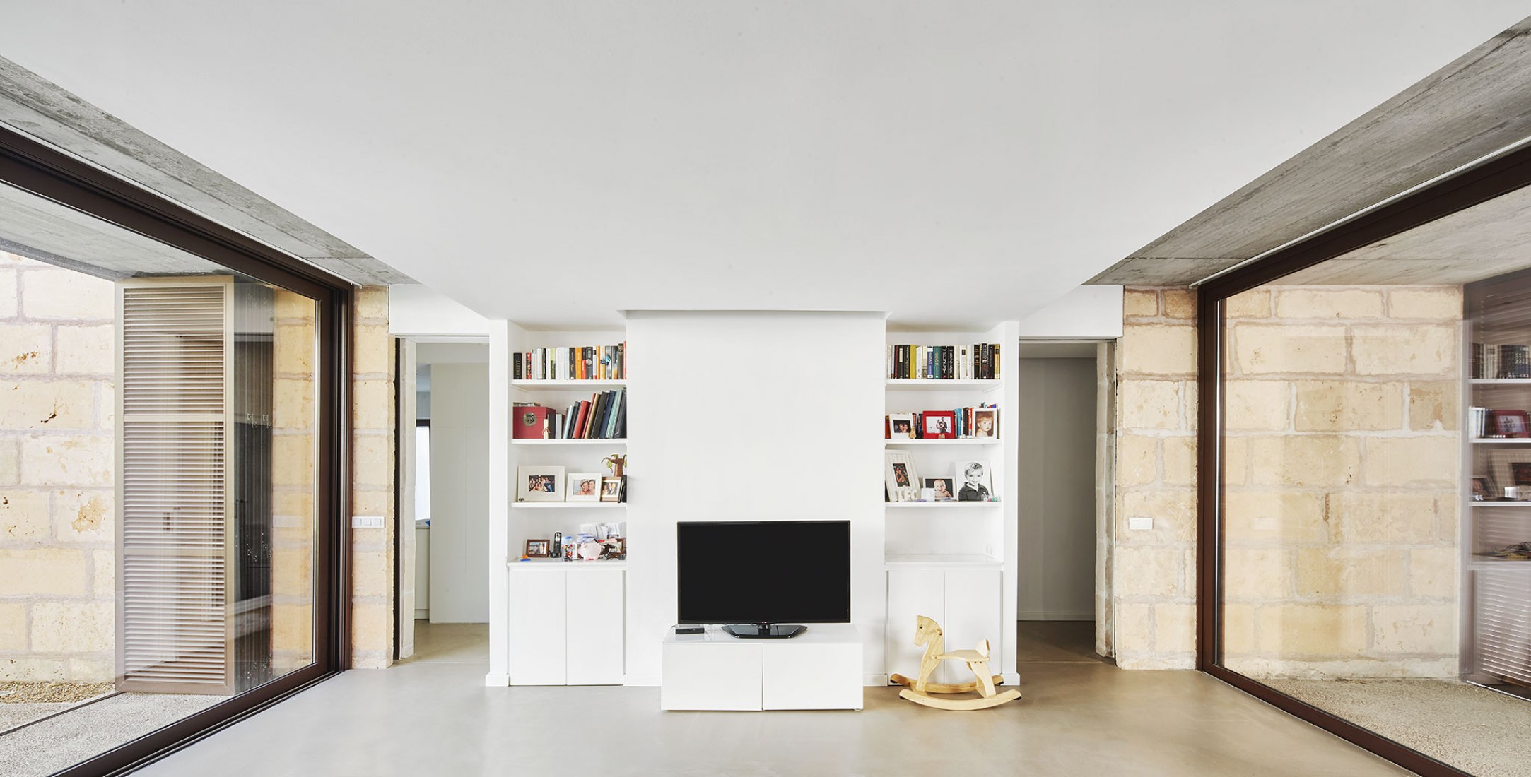 Salón y comedor. Casa es Carnatge por MIEL Arquitectos. Fotografía @ José Hevia