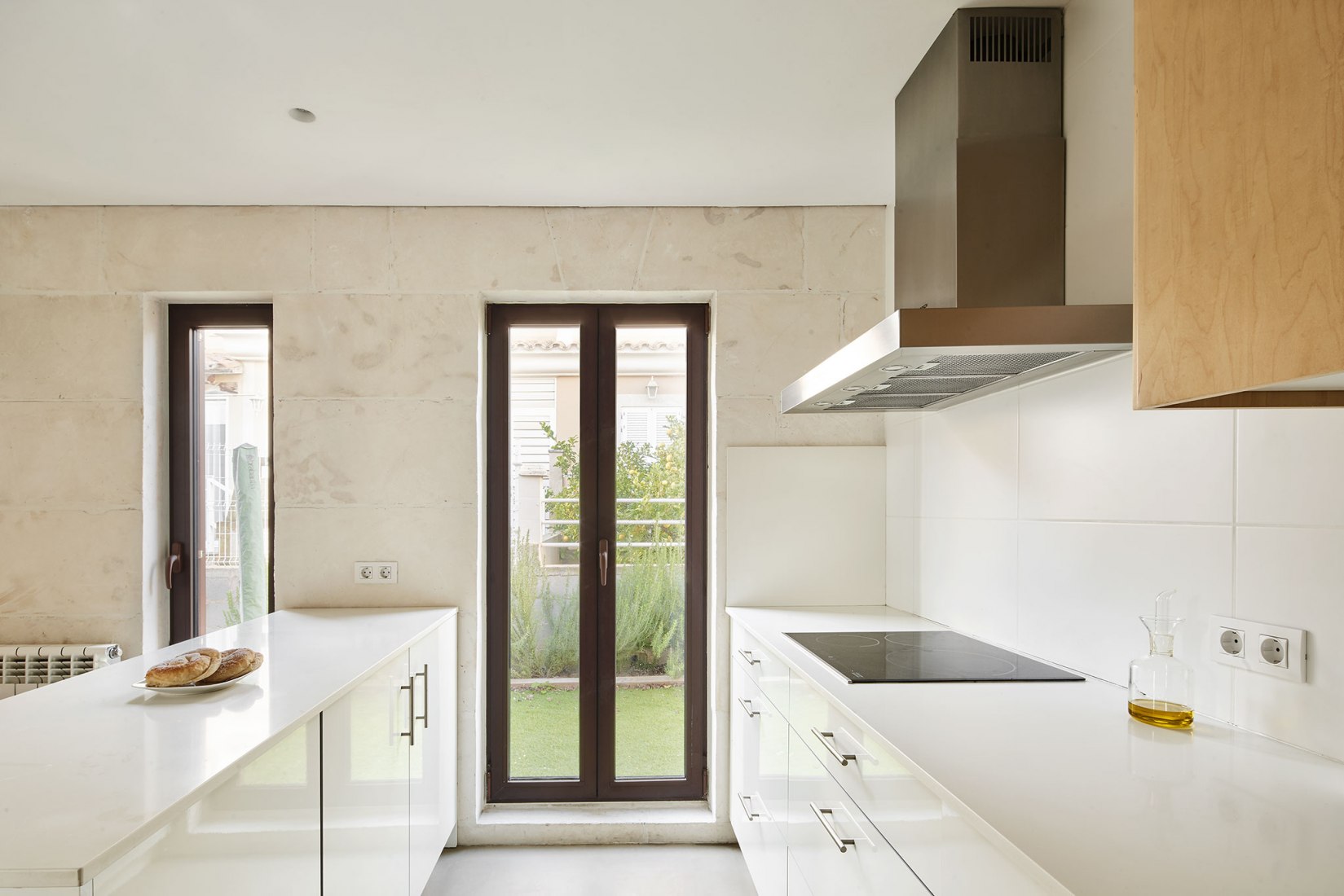 Cocina. Casa es Carnatge por MIEL Arquitectos. Fotografía @ José Hevia