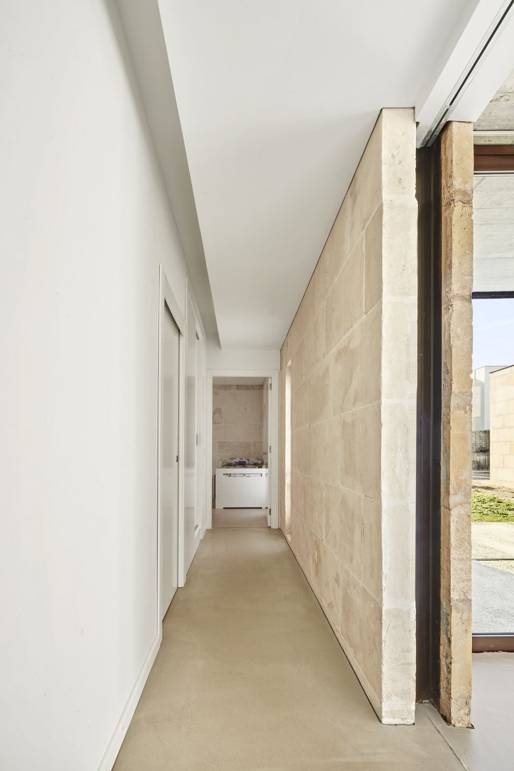 Pasillo. Casa es Carnatge por MIEL Arquitectos. Fotografía @ José Hevia