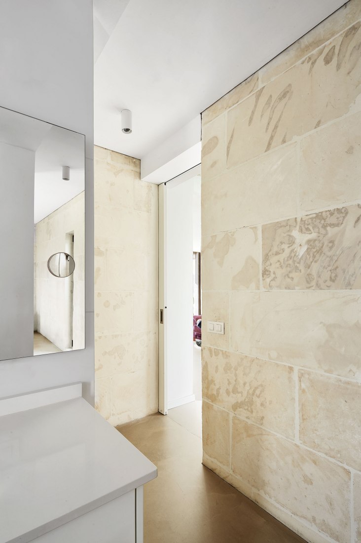 Vista interior. Casa es Carnatge por MIEL Arquitectos. Fotografía @ José Hevia