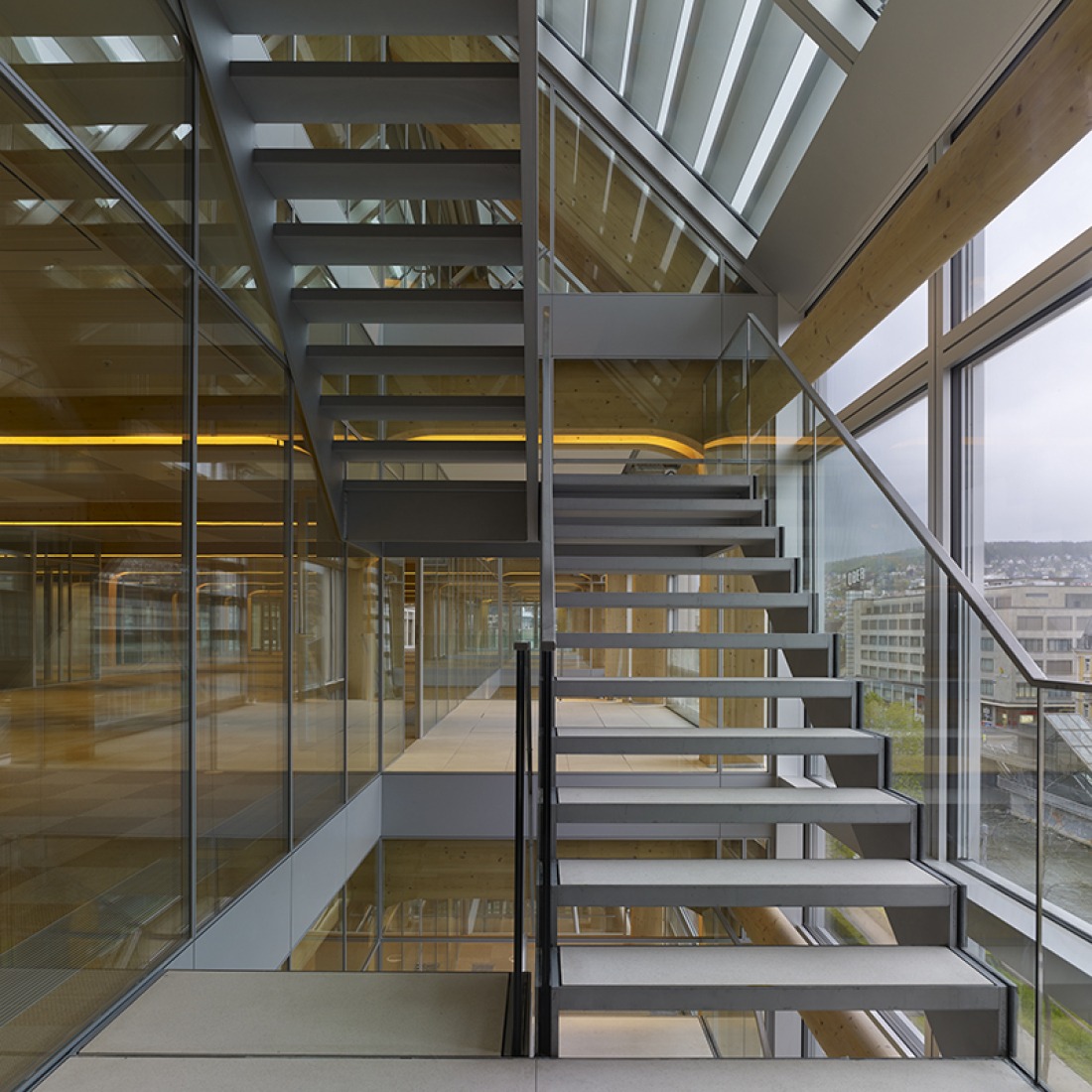 Detalle de la escalera. Nuevo edificio Zurich Werd, vista interior, quinta planta. Fotografía © Didier Boy de La Tour. Por Shigeru Ban.