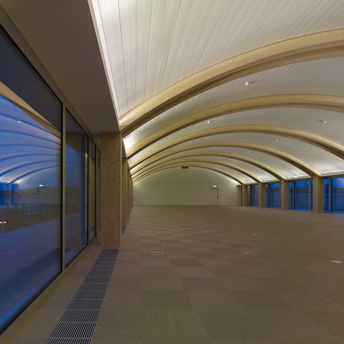Detalle de la última planta. Nuevo edificio Zurich Werd, vista interior, quinta planta. Fotografía © Didier Boy de La Tour. Por Shigeru Ban.
